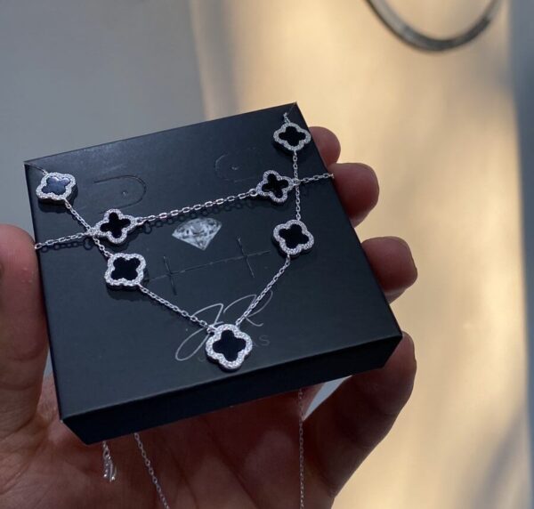 Conjunto Van Cleef com 5 Trevos em Pedras de Ônix - Corrente e Pulseira Cravejadas em Prata Legítima - Garantia Eterna