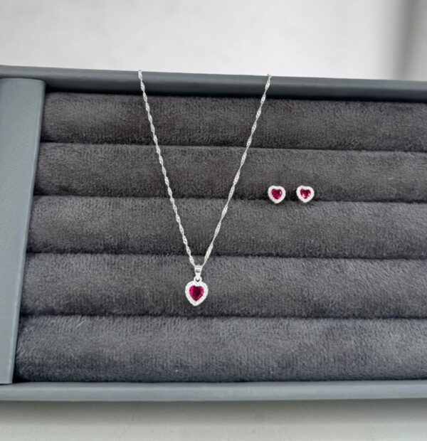 Conjunto coração cravejado com pedra rosa escuro