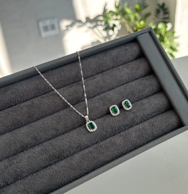 Conjunto cravejado verde