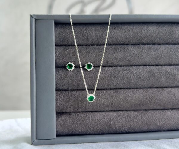 Conjunto cravejado pedra verde