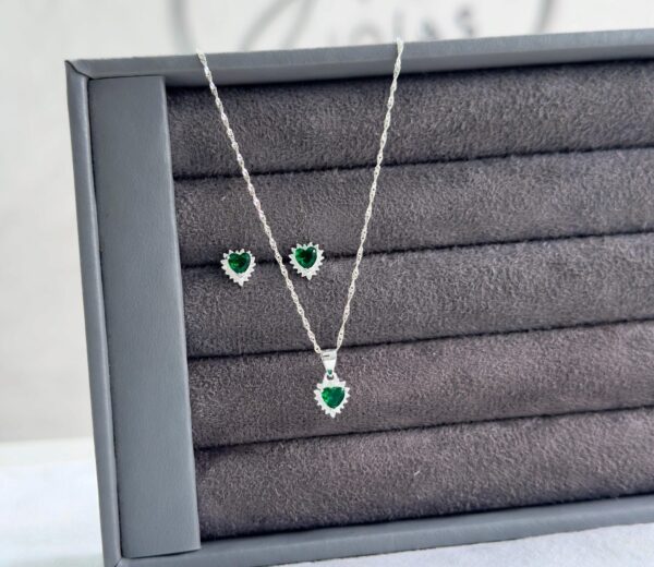 Conjunto cravejado pedra verde