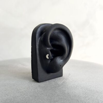 Piercing lua cravejado