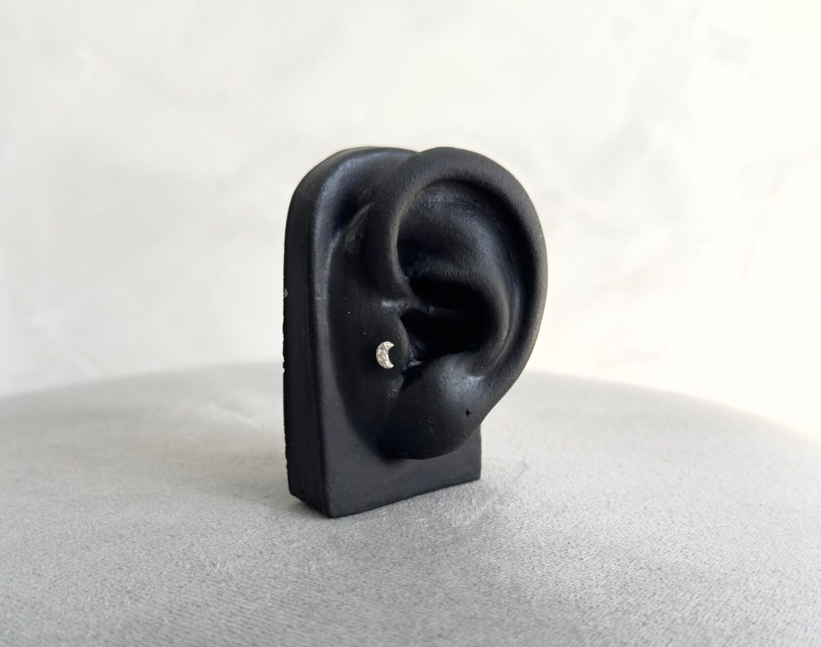 Piercing lua cravejado