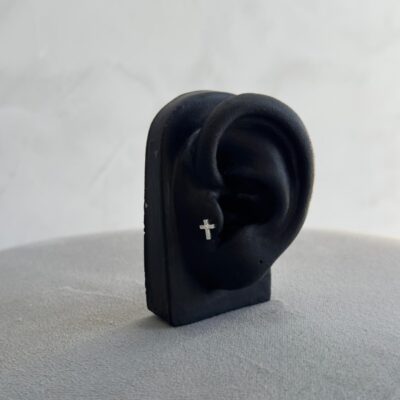 Piercing cruz cravejado