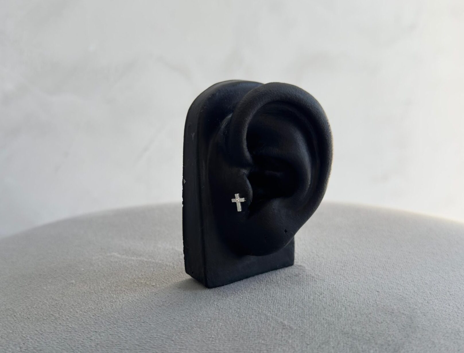 Piercing cruz cravejado