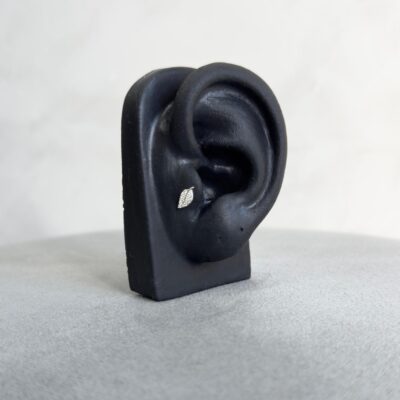 Piercing  pena cravejado