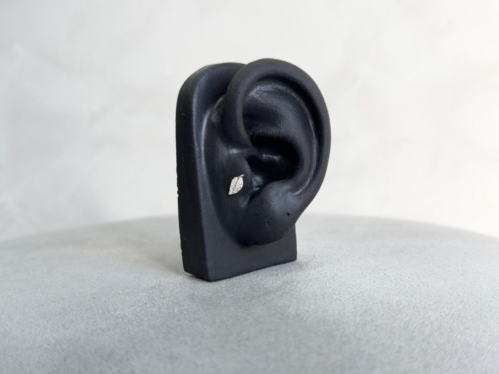 Piercing  pena cravejado