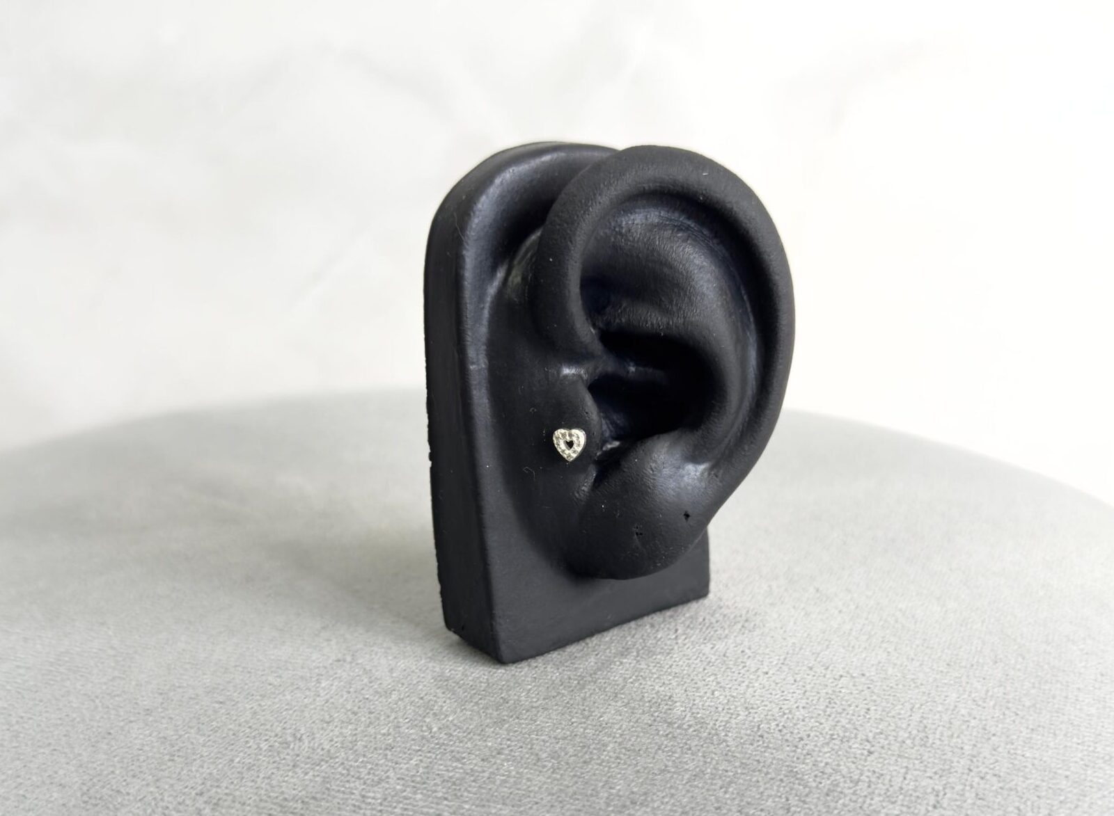 Piercing coração cravejado