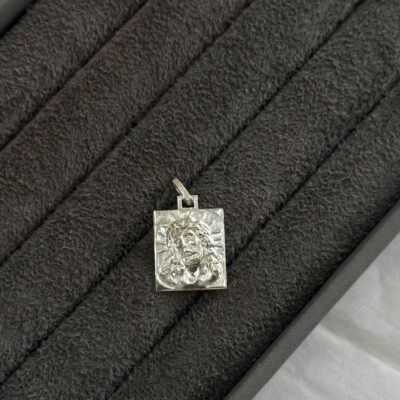 Pingente cristo em placa retangular