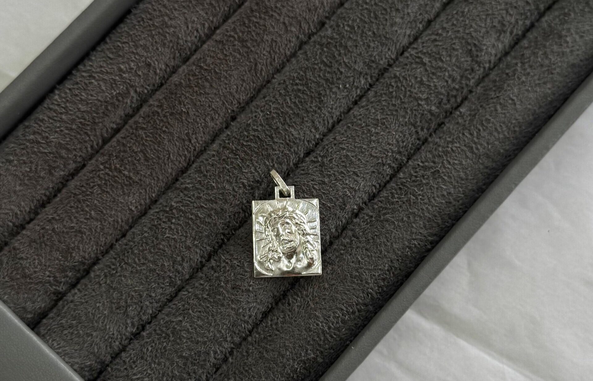 Pingente cristo em placa retangular