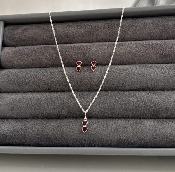 Conjunto dois corações vermelho