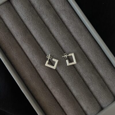 Argola quadrada cravejada