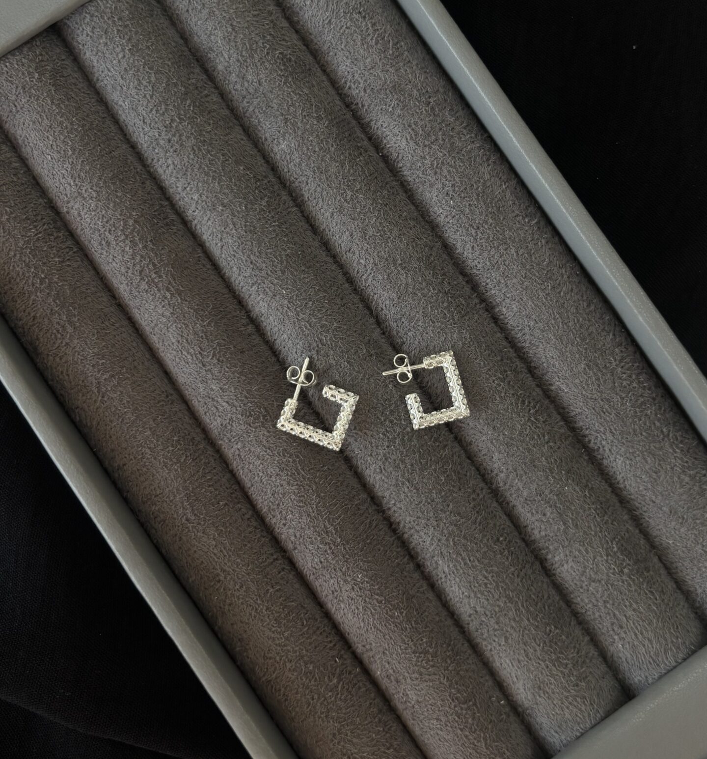 Argola quadrada cravejada