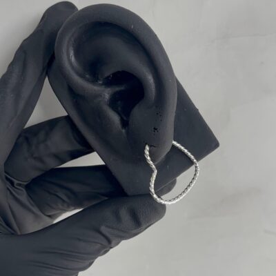 Argola torcida formato de coração