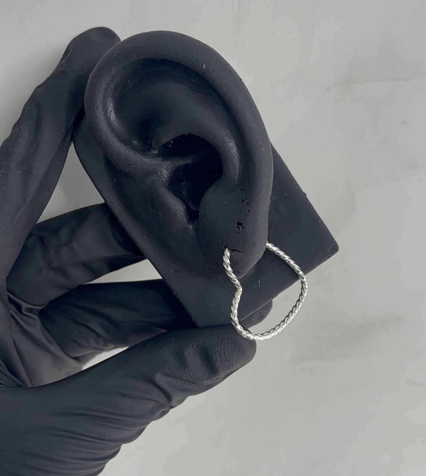 Argola torcida formato de coração