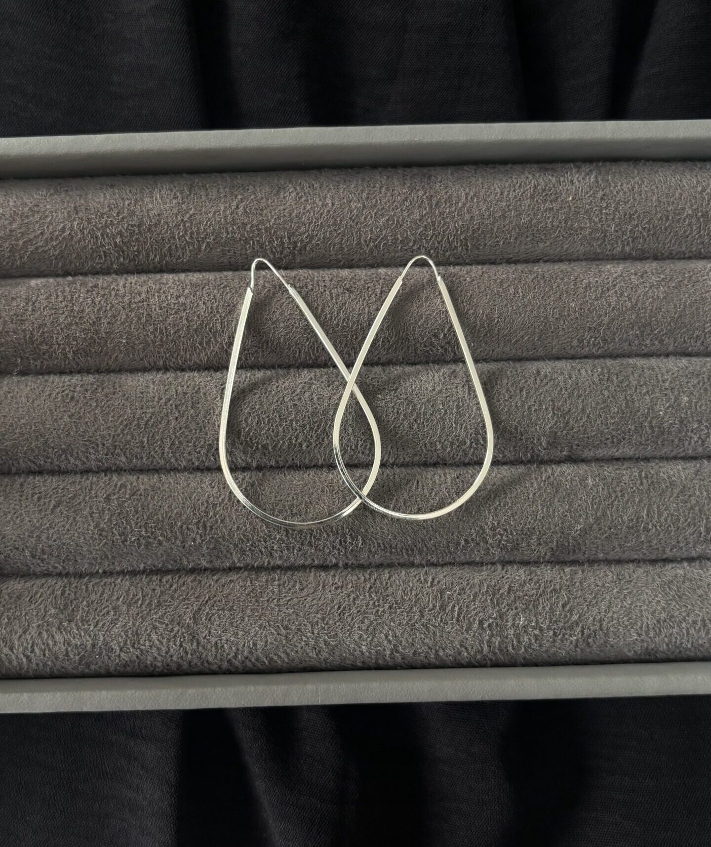 Brinco gota alongada