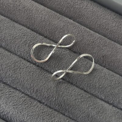 Brinco em forma de infinito