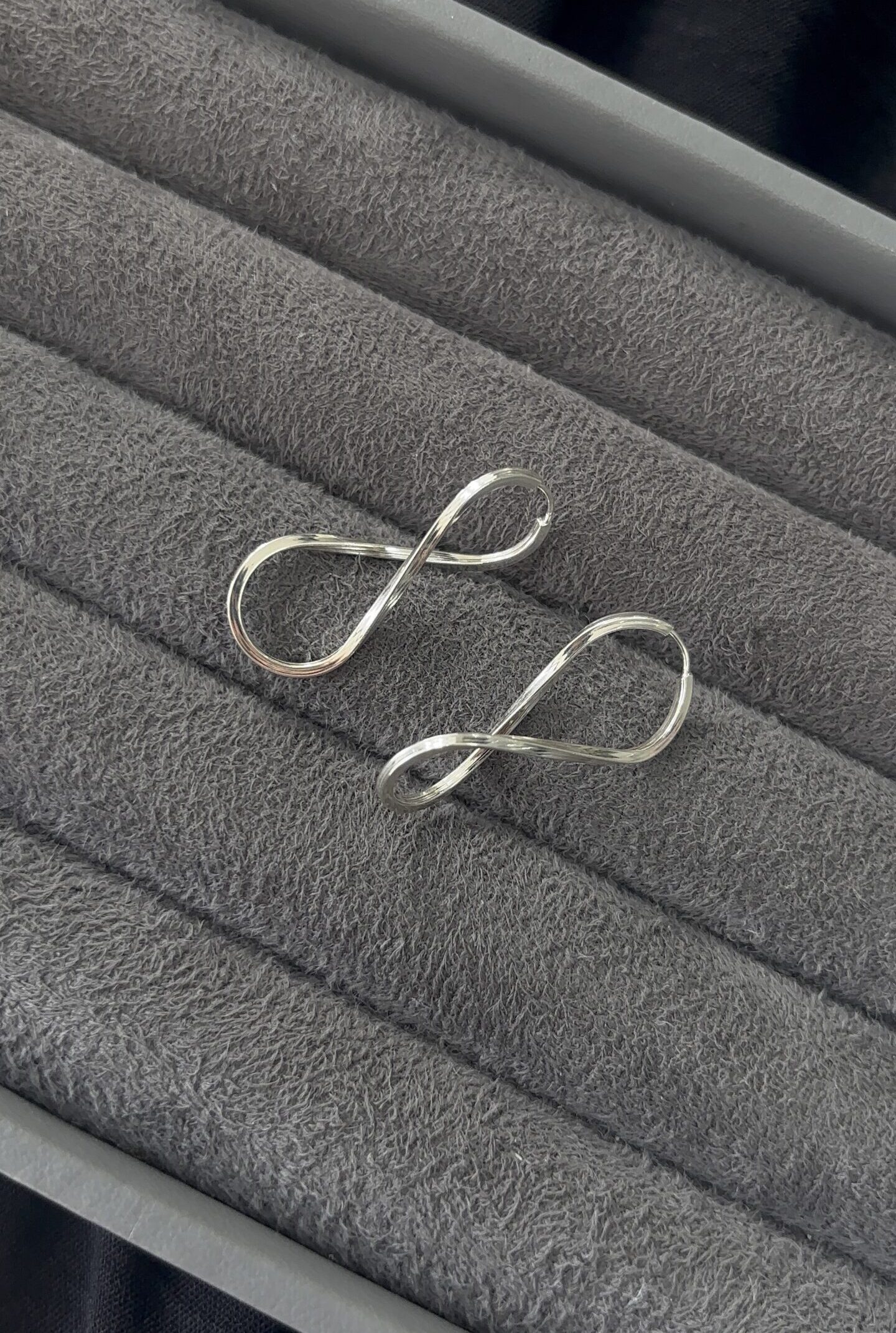 Brinco em forma de infinito